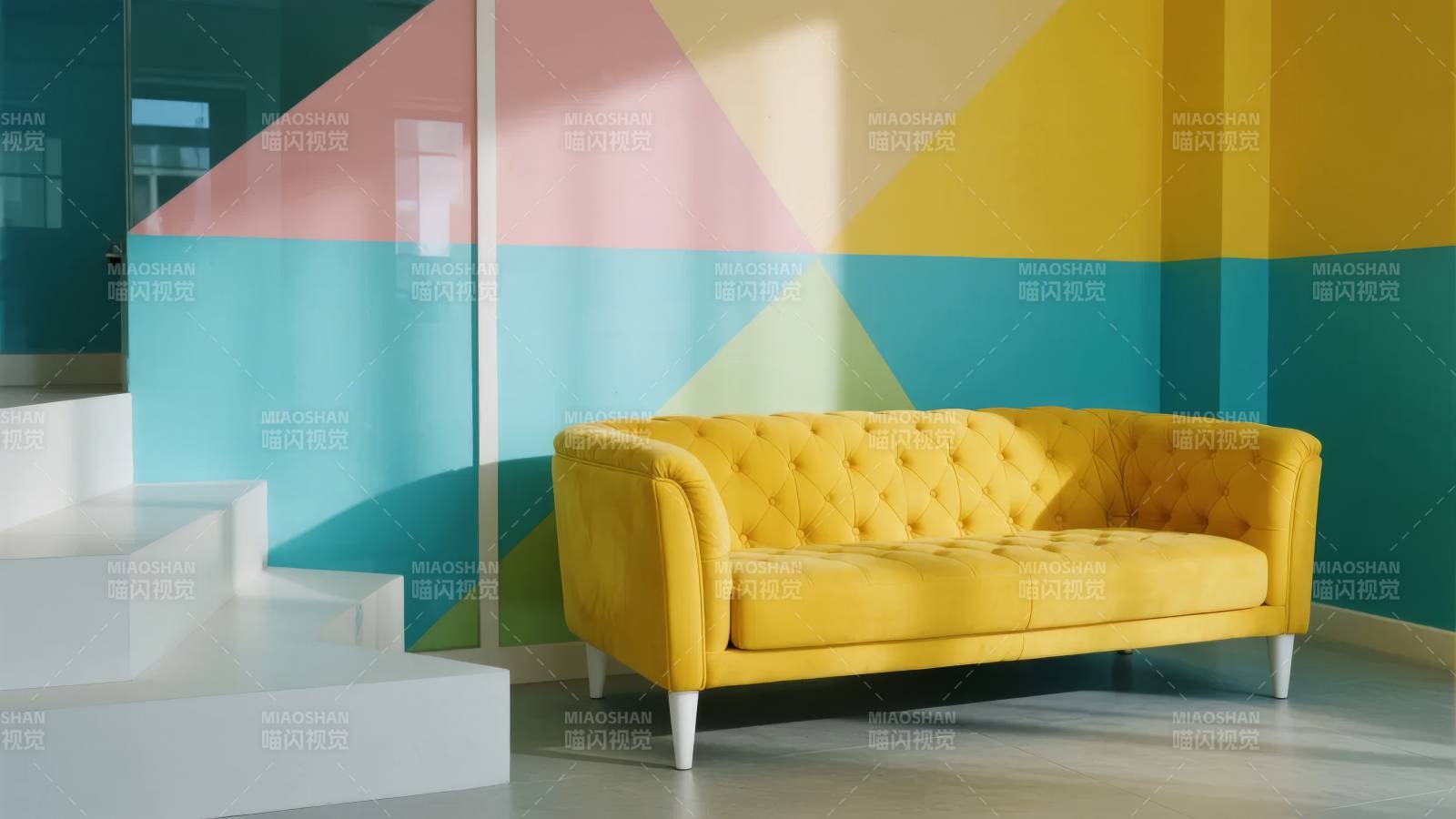 黄色沙发与彩墙图片
