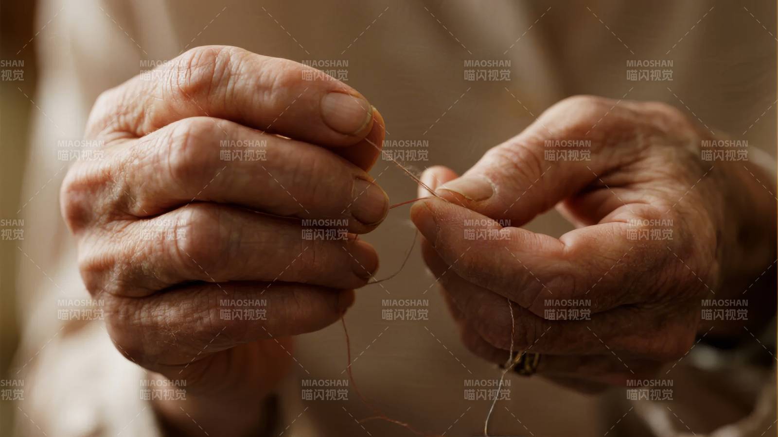 老人缝纫的双手图片