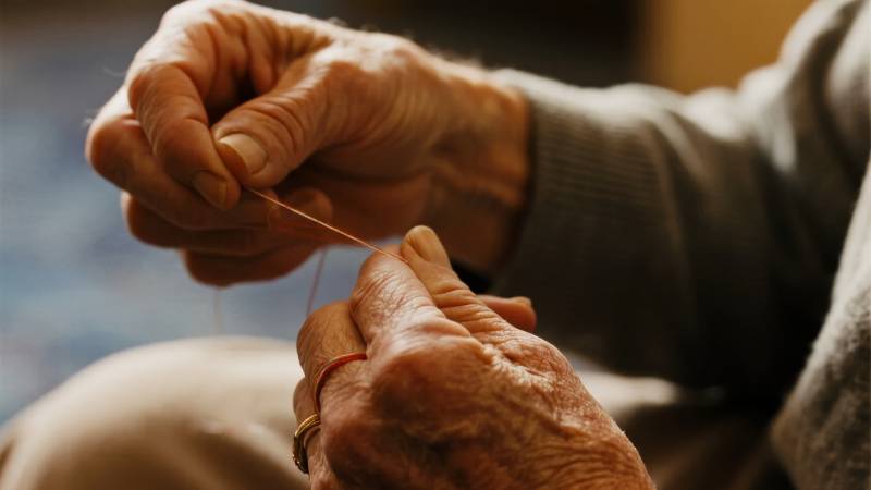 老人穿针引线图片