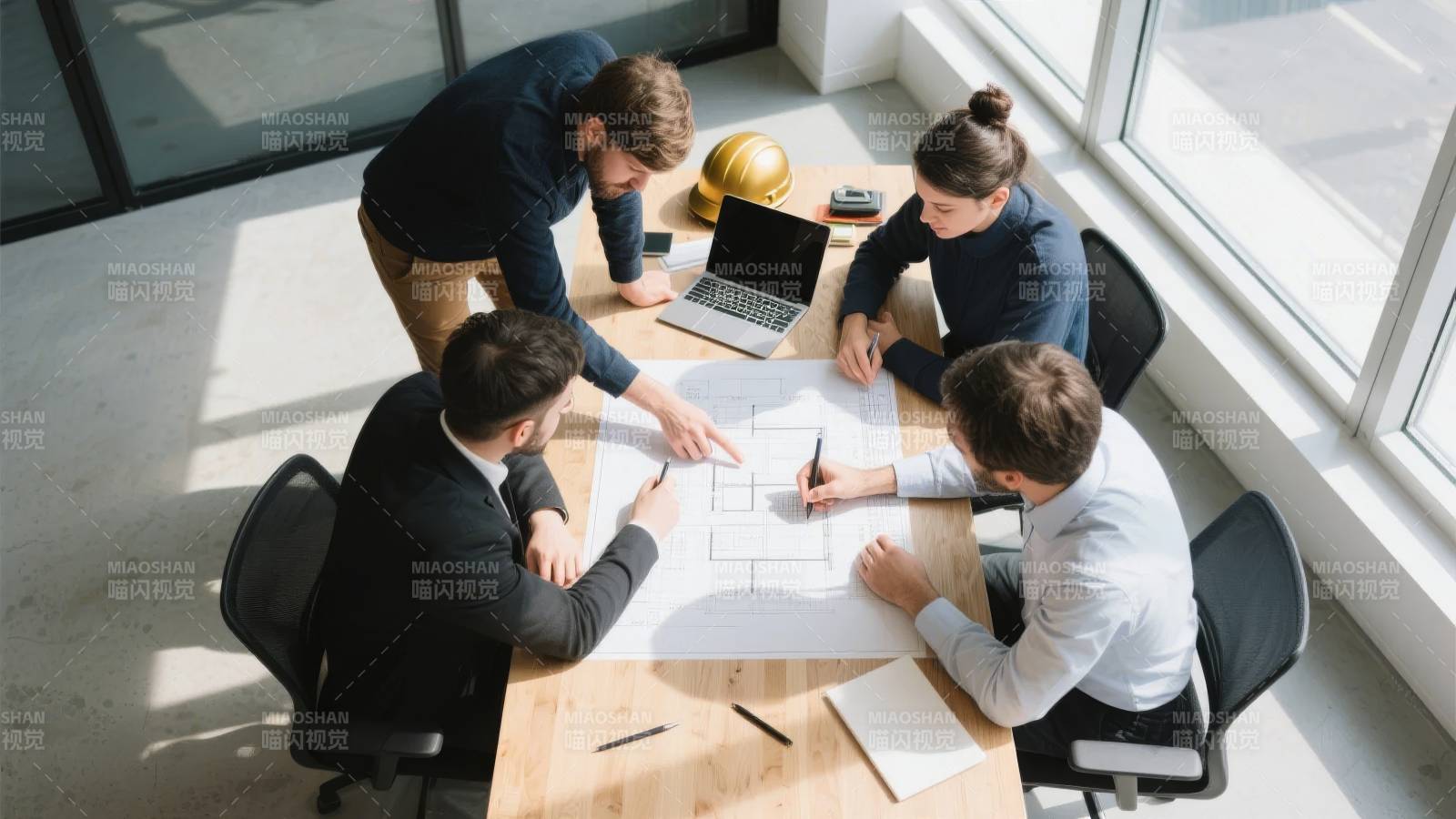 团队协作办公场景图片