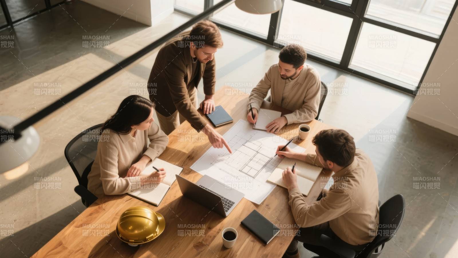 团队协作办公场景图片