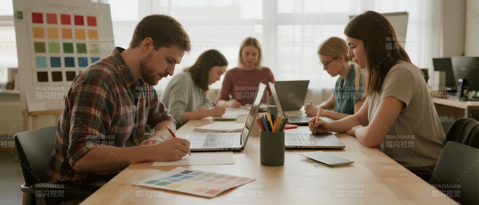 团队协作办公场景图片