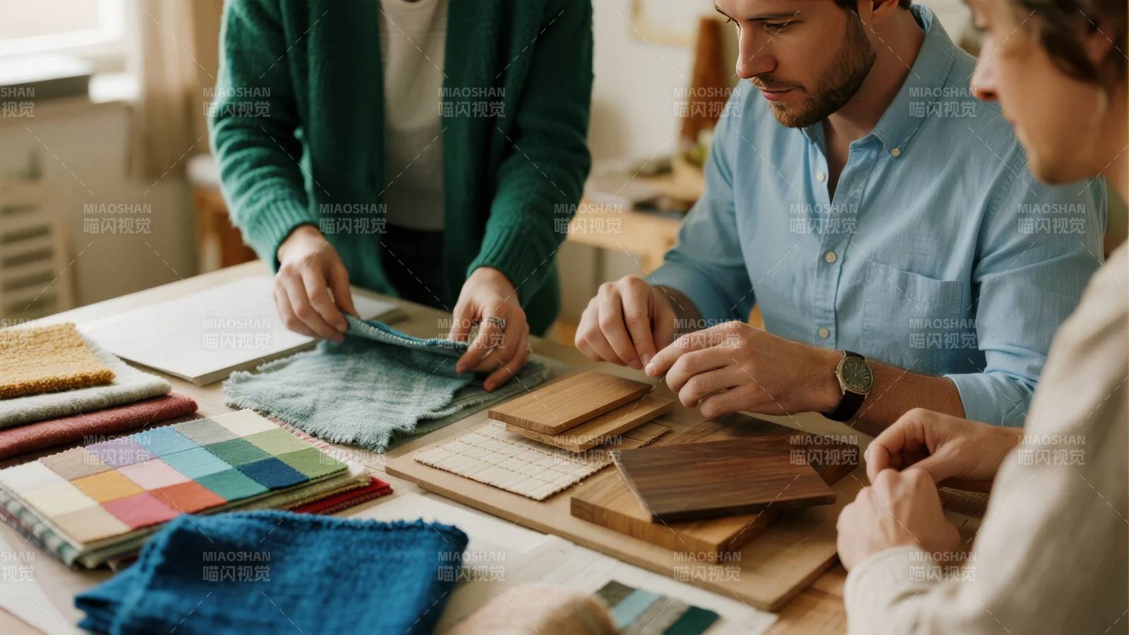 三人共制布艺作品图片