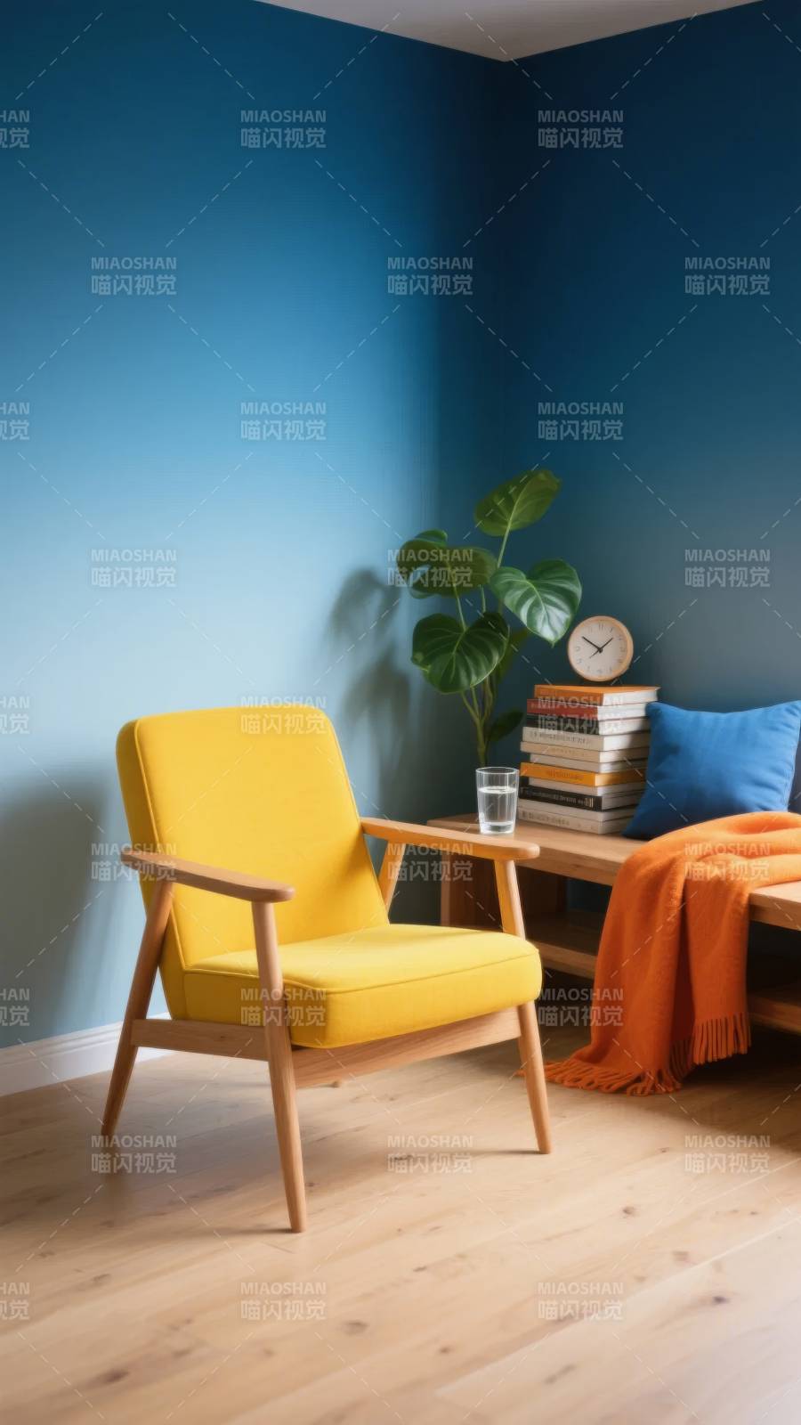 黄椅蓝墙静谧角图片