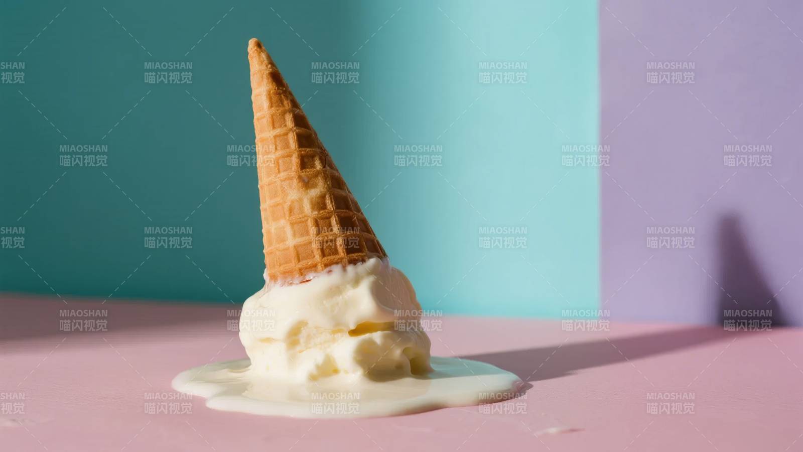 冰淇淋融化中图片