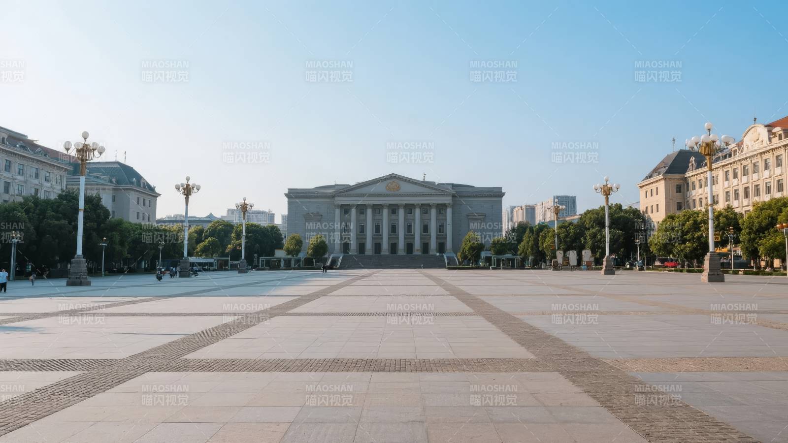 广场中央的宏伟建筑图片