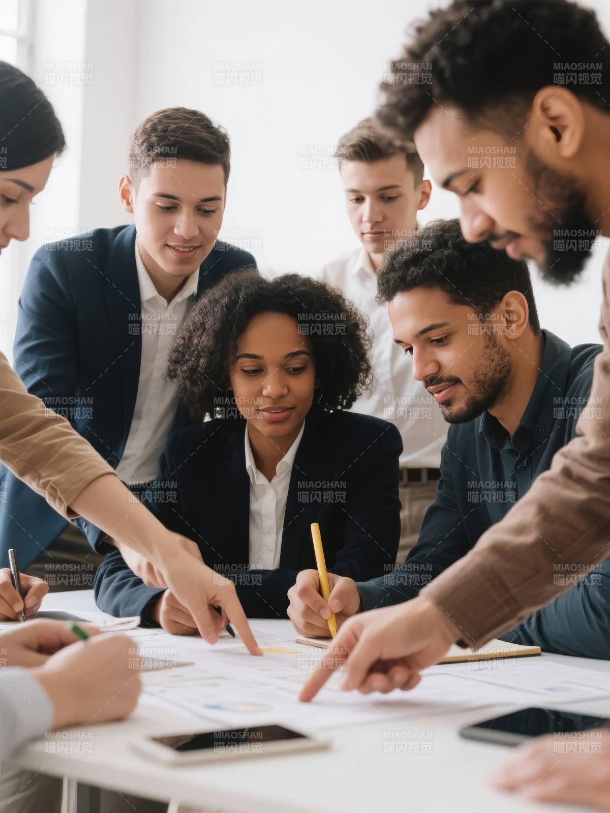 团队协作讨论方案图片