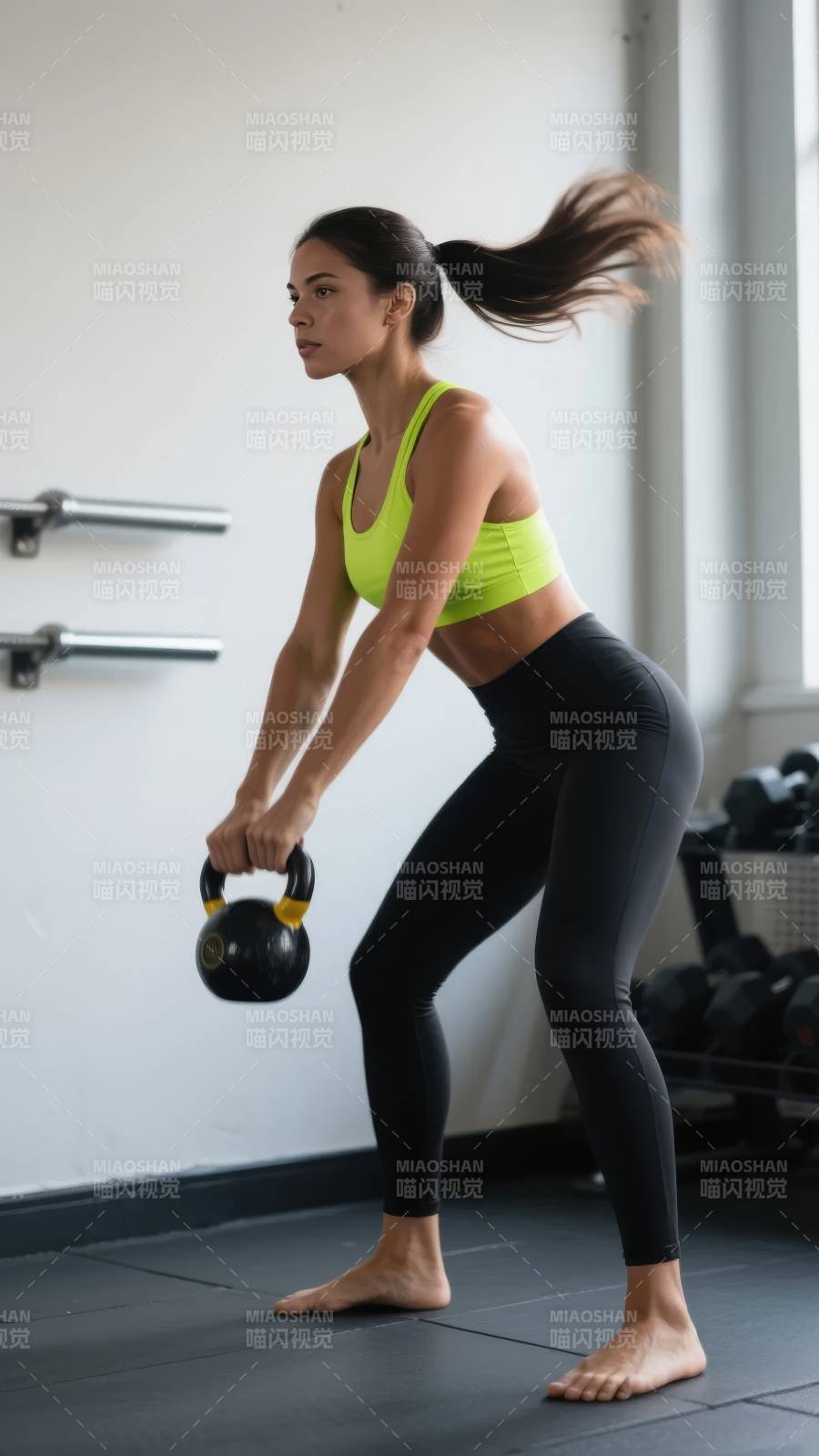 健身女子举壶铃图片