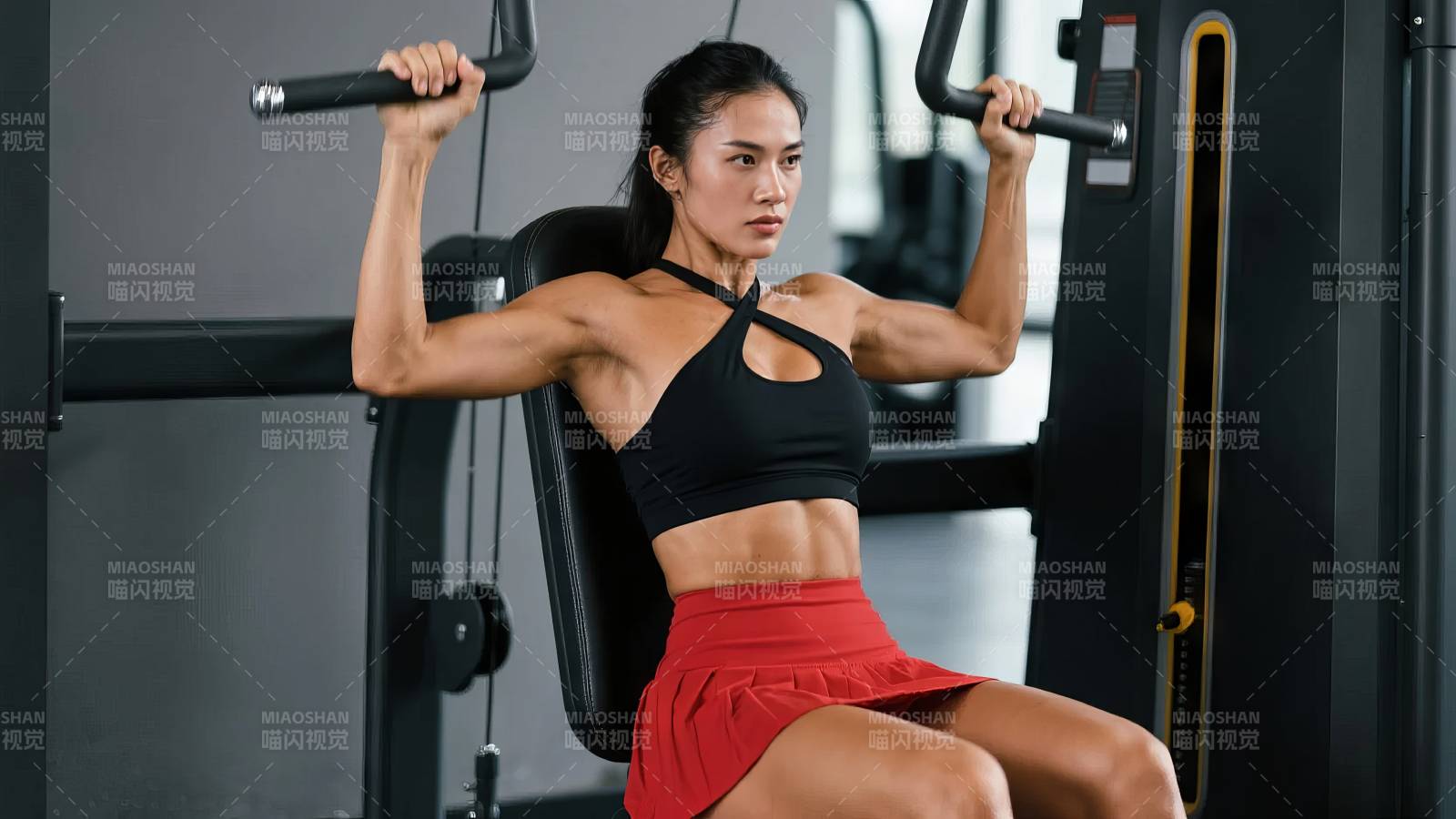 健身女子器械训练图片