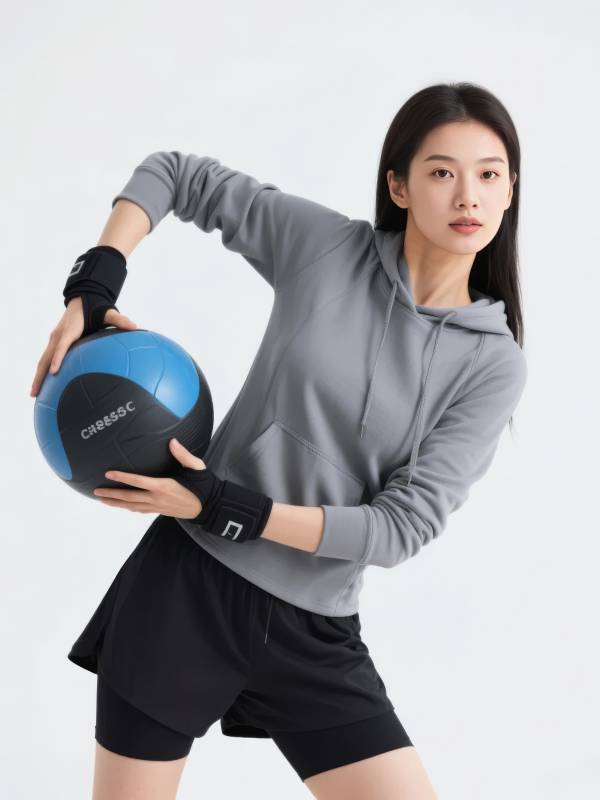 健身女孩持球训练图片