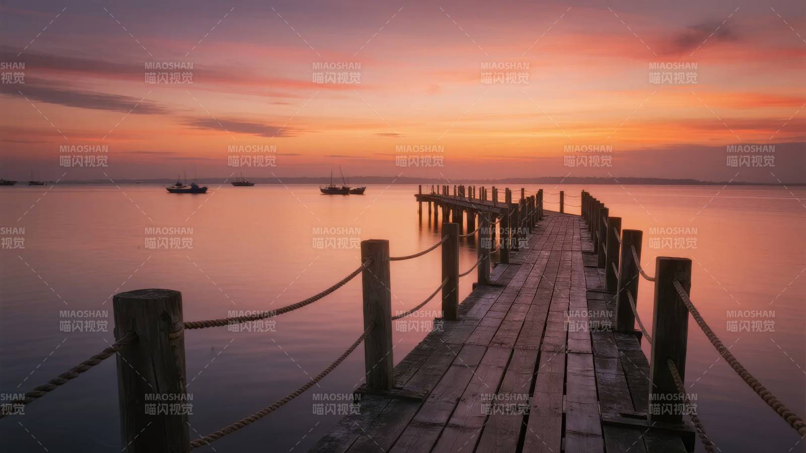 夕阳下的木栈桥图片