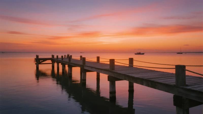 夕阳下的静谧码头图片