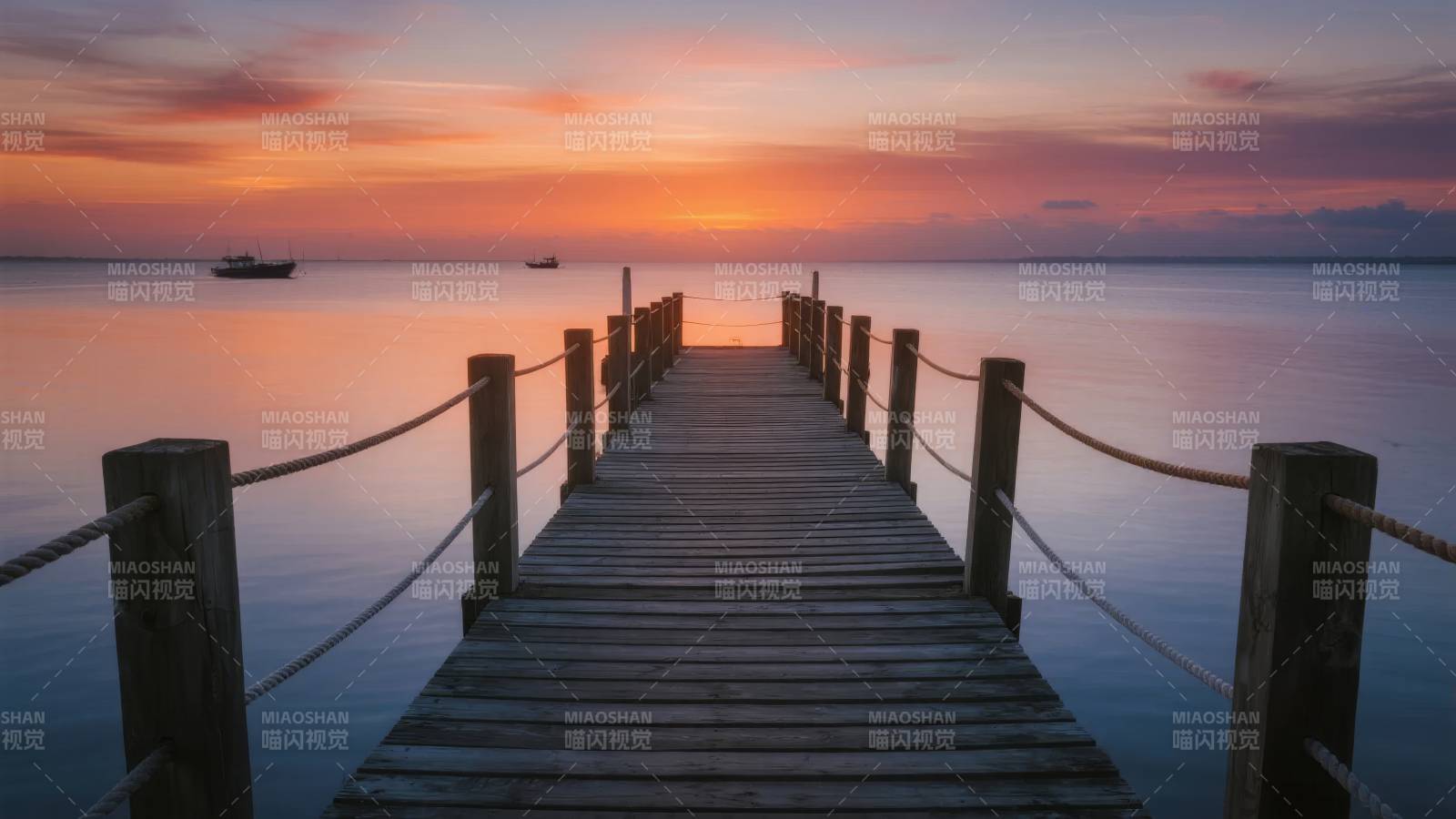 夕阳下的木栈道图片