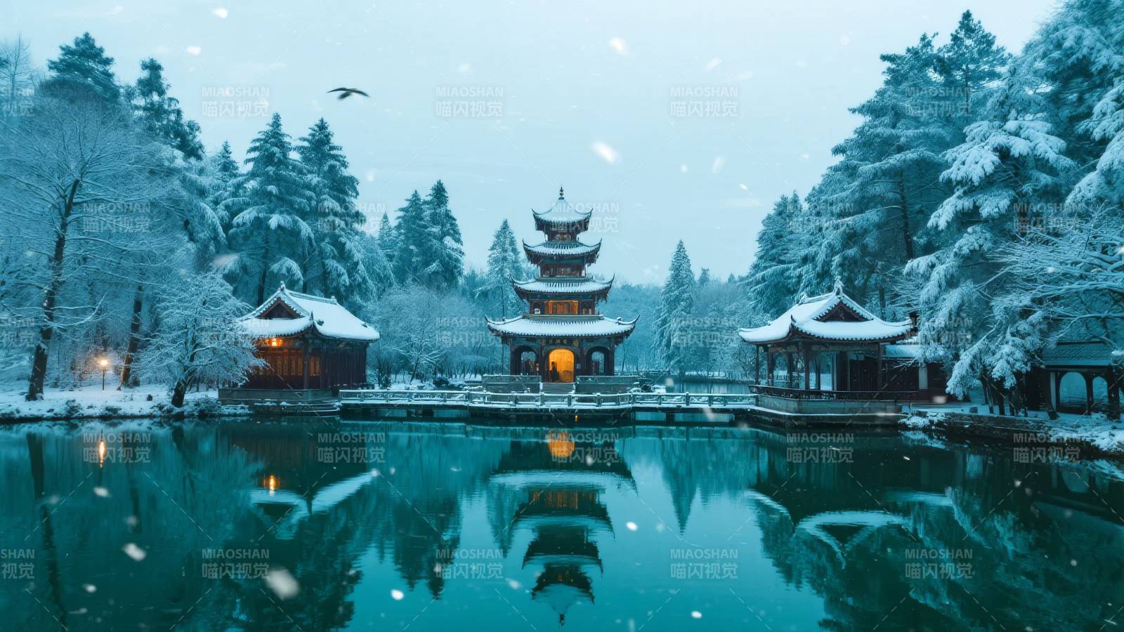 雪夜古亭映湖光图片