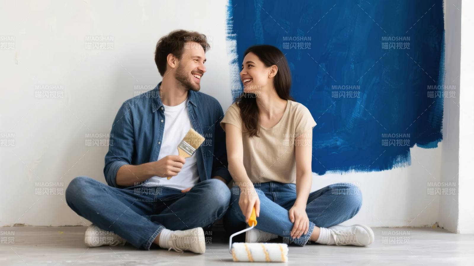 情侣共绘新家图片