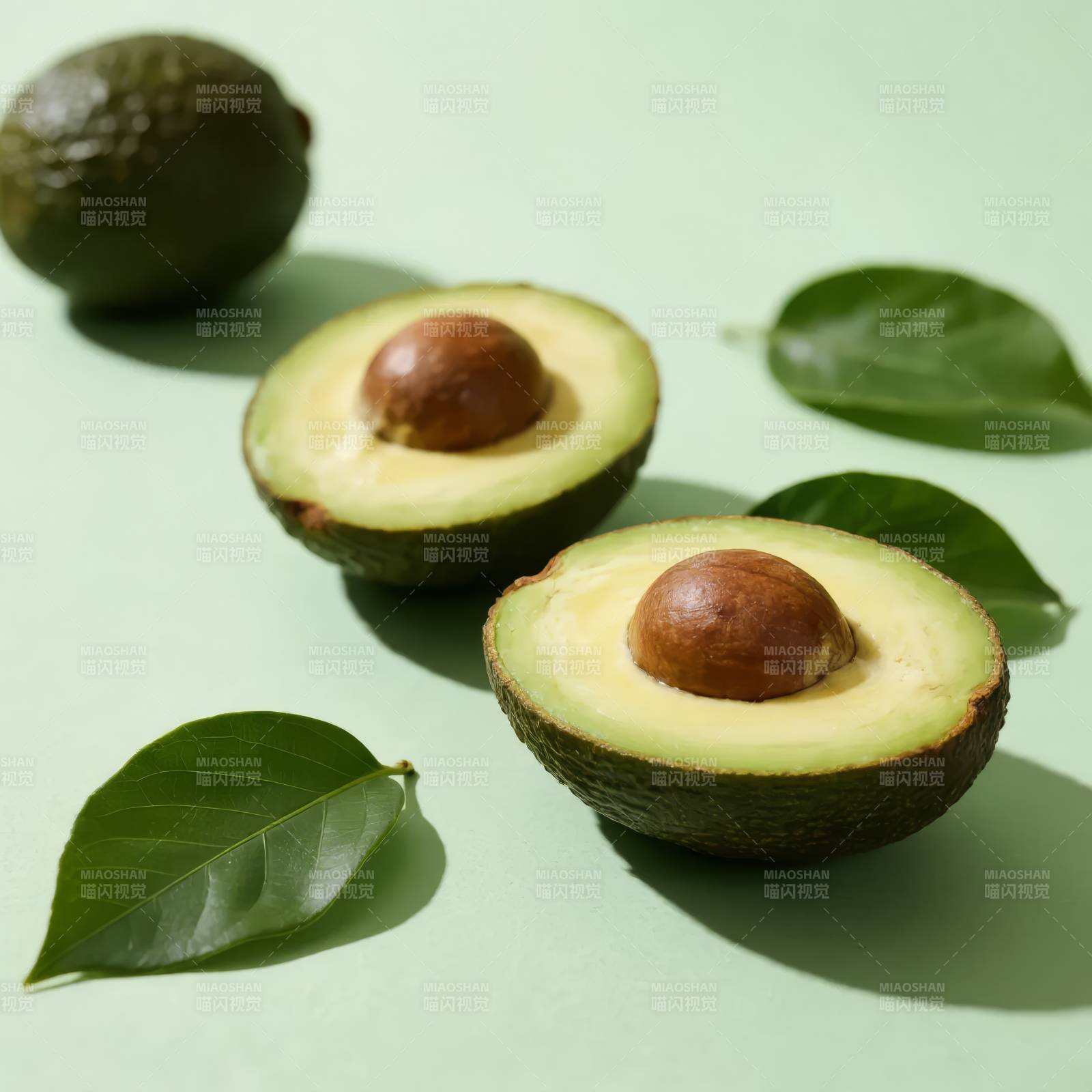 牛油果切开的瞬间图片