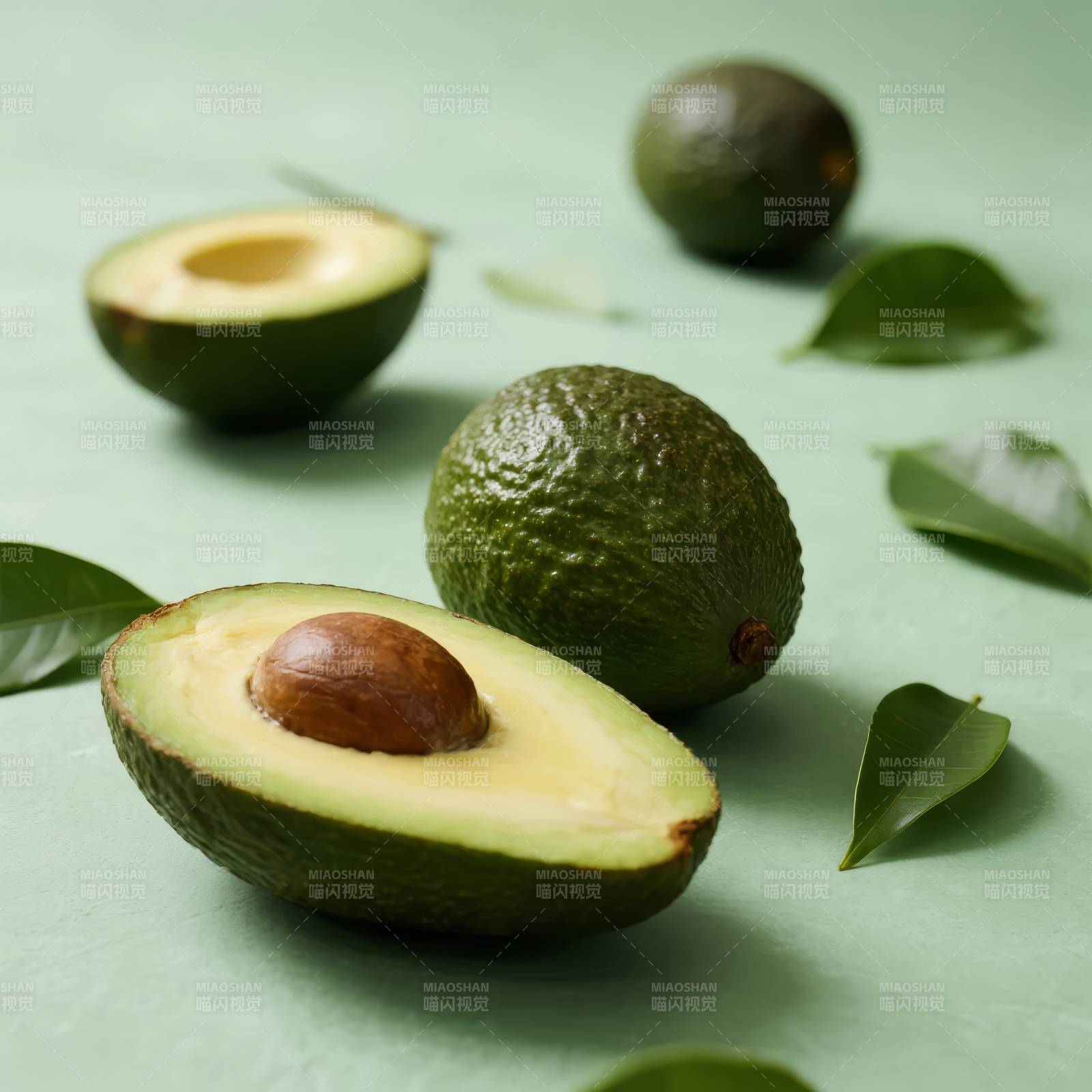 新鲜牛油果特写图片