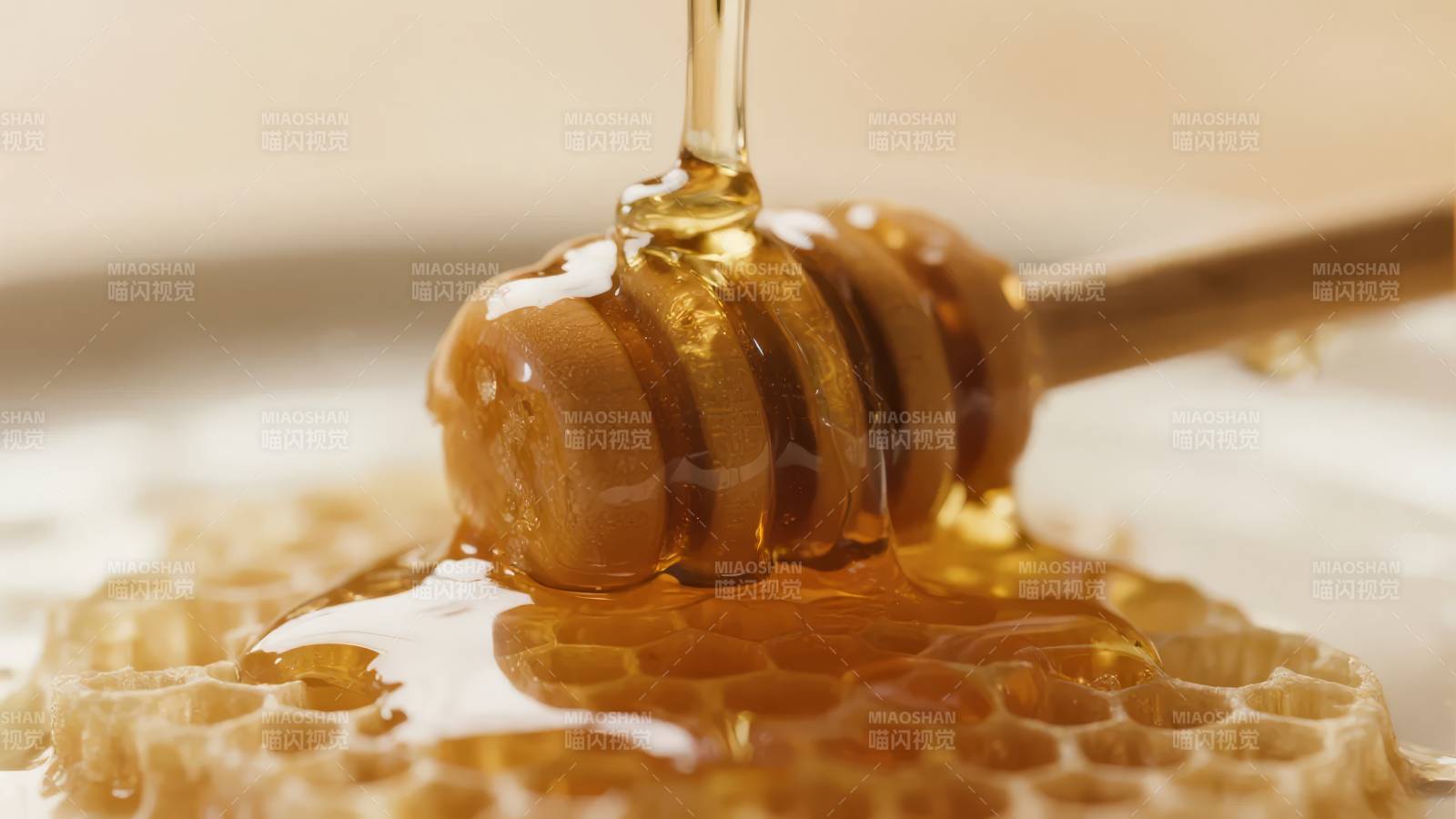 蜂蜜流淌在蜂巢上图片