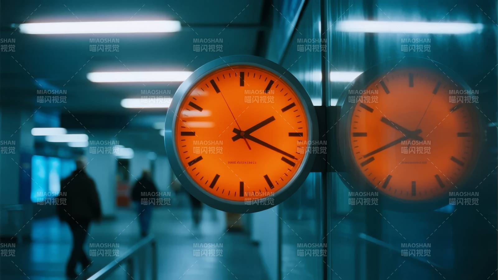 橙色时钟映照走廊图片