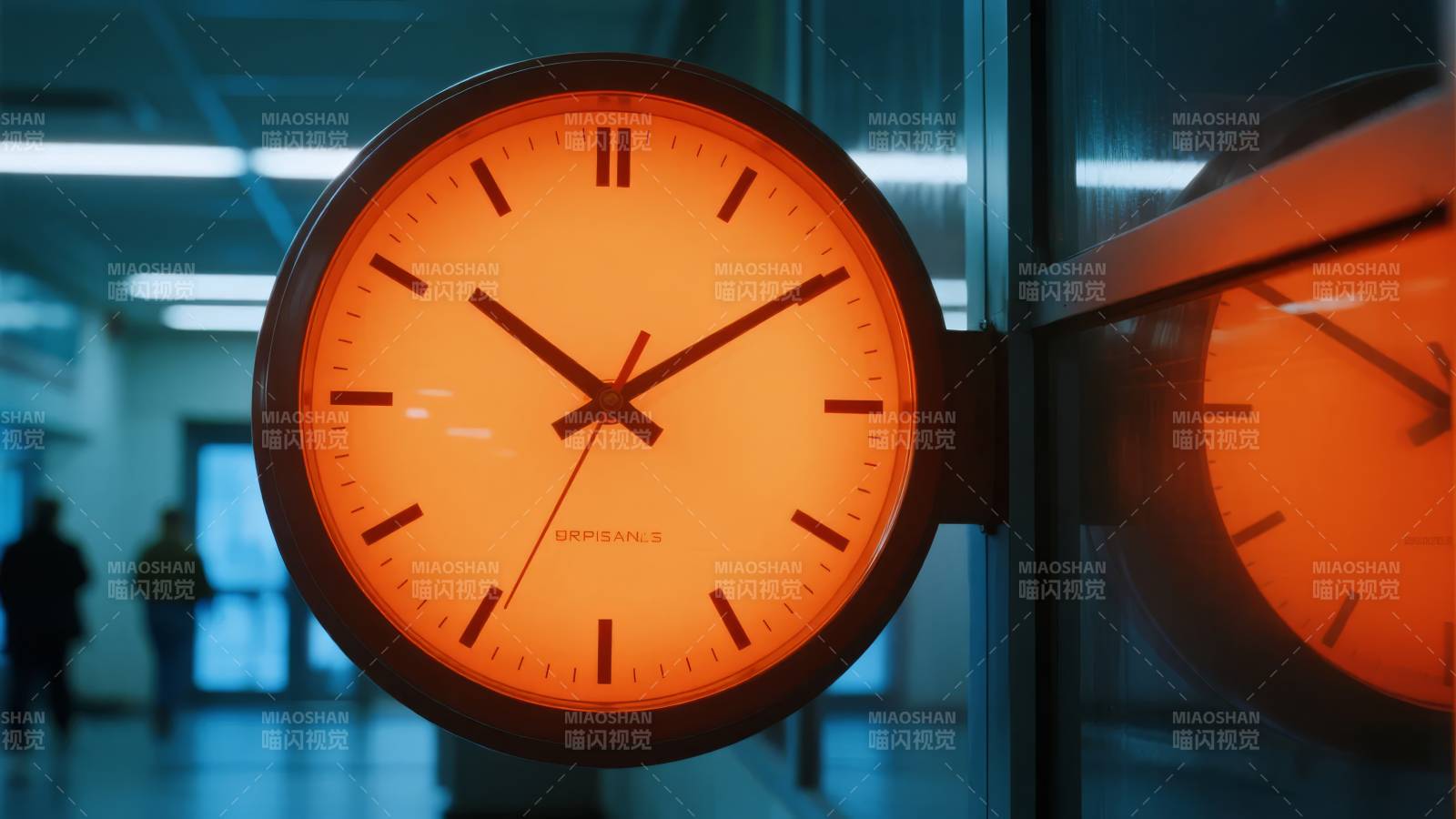 橙色时钟映照走廊图片