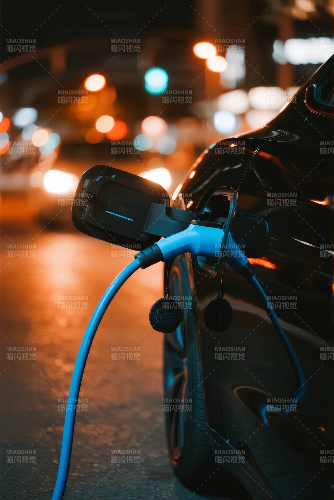 夜景充电的电动车图片