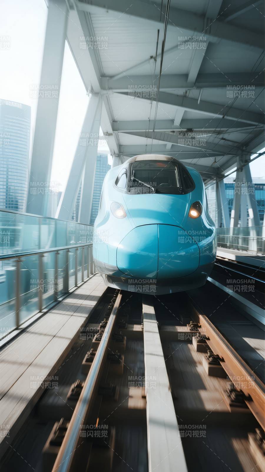 蓝色列车驶入站台图片