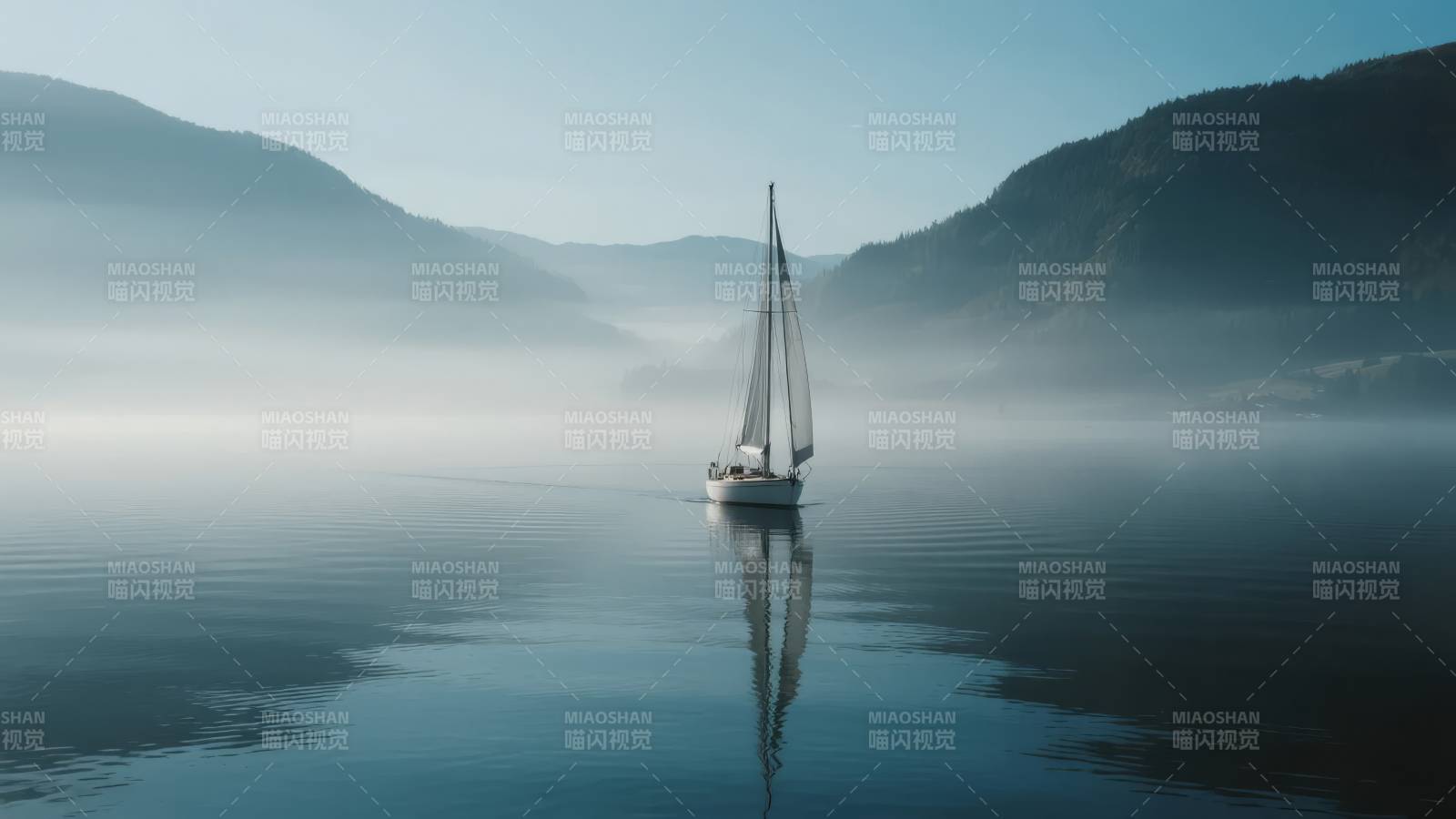 雾中孤帆静泊图片