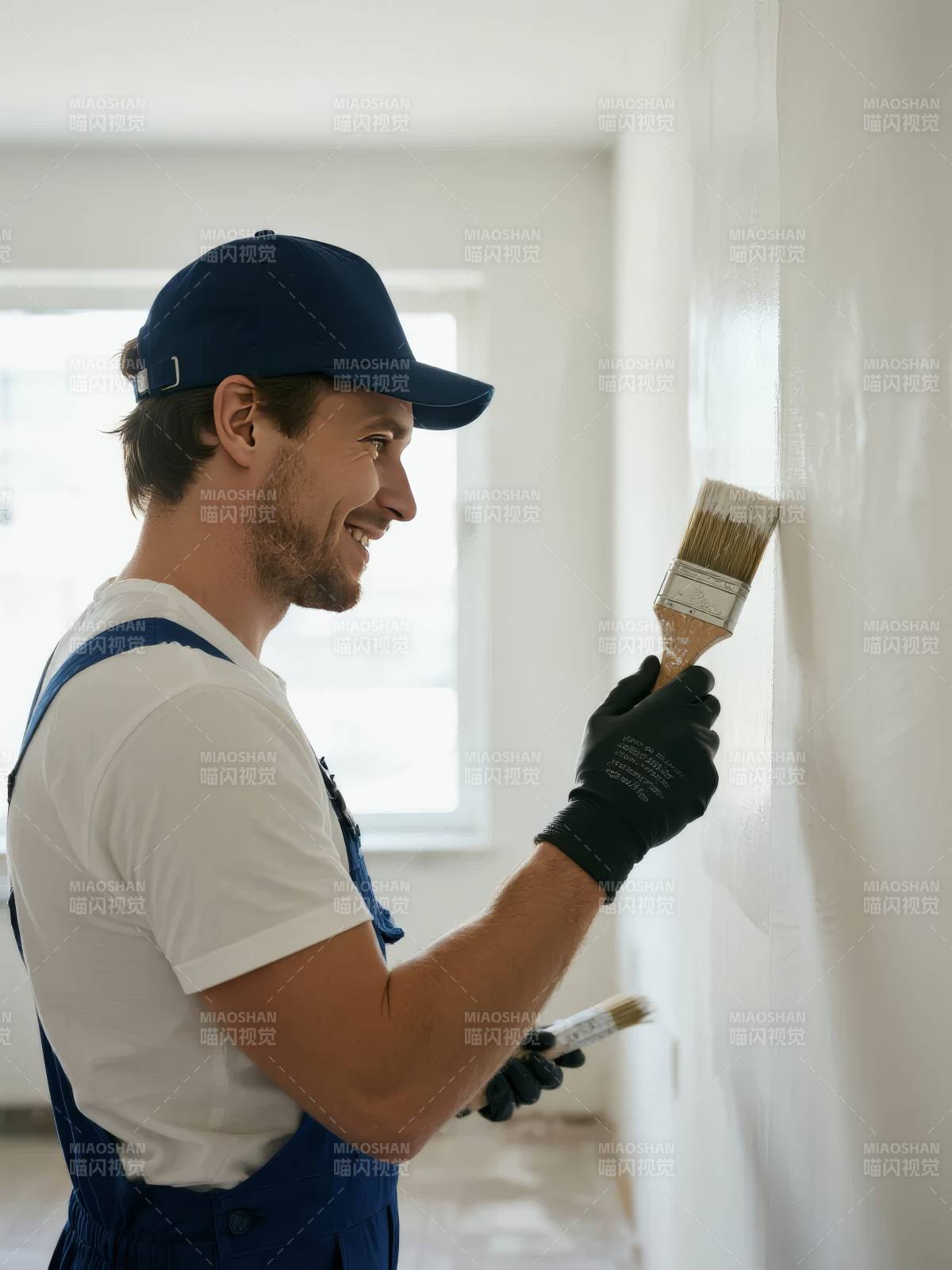 油漆工正在粉刷墙壁图片