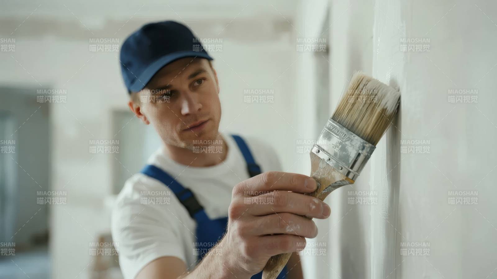 油漆工正在刷墙图片