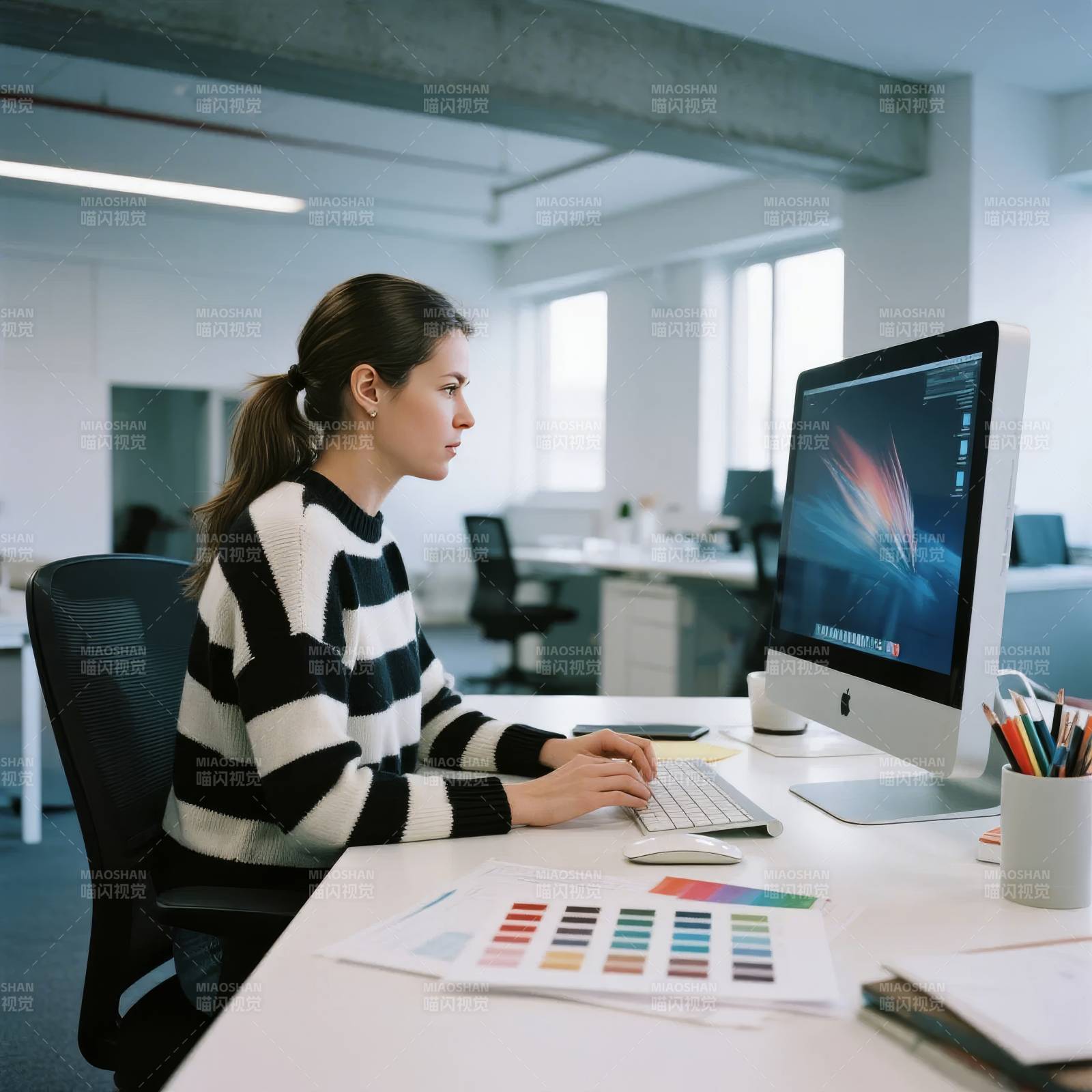 专注工作中的设计师图片