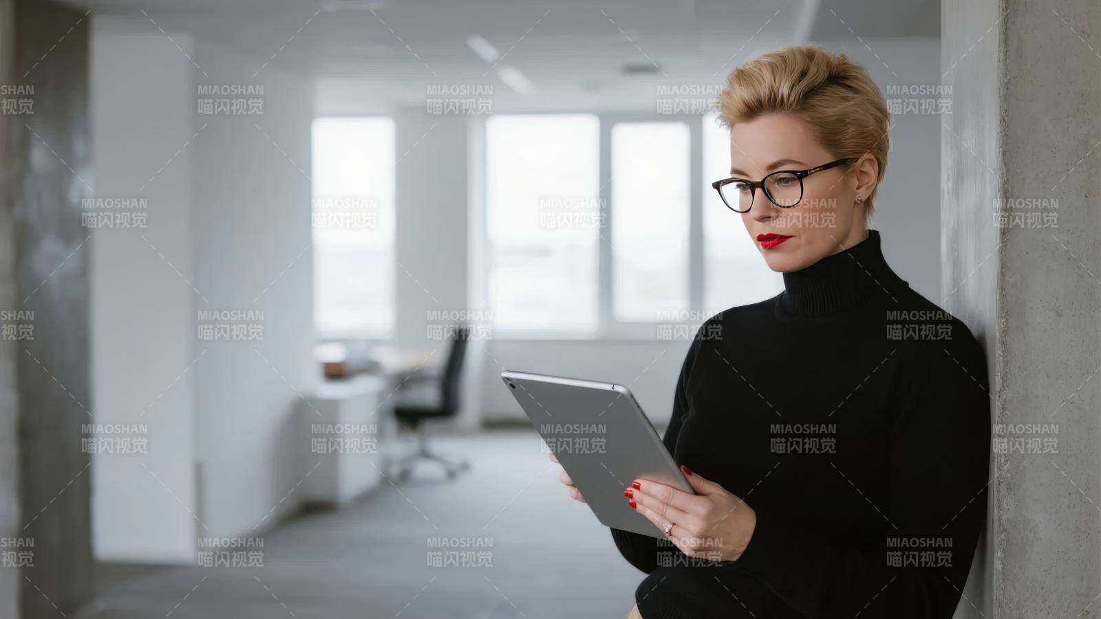 职场女性专注工作图片