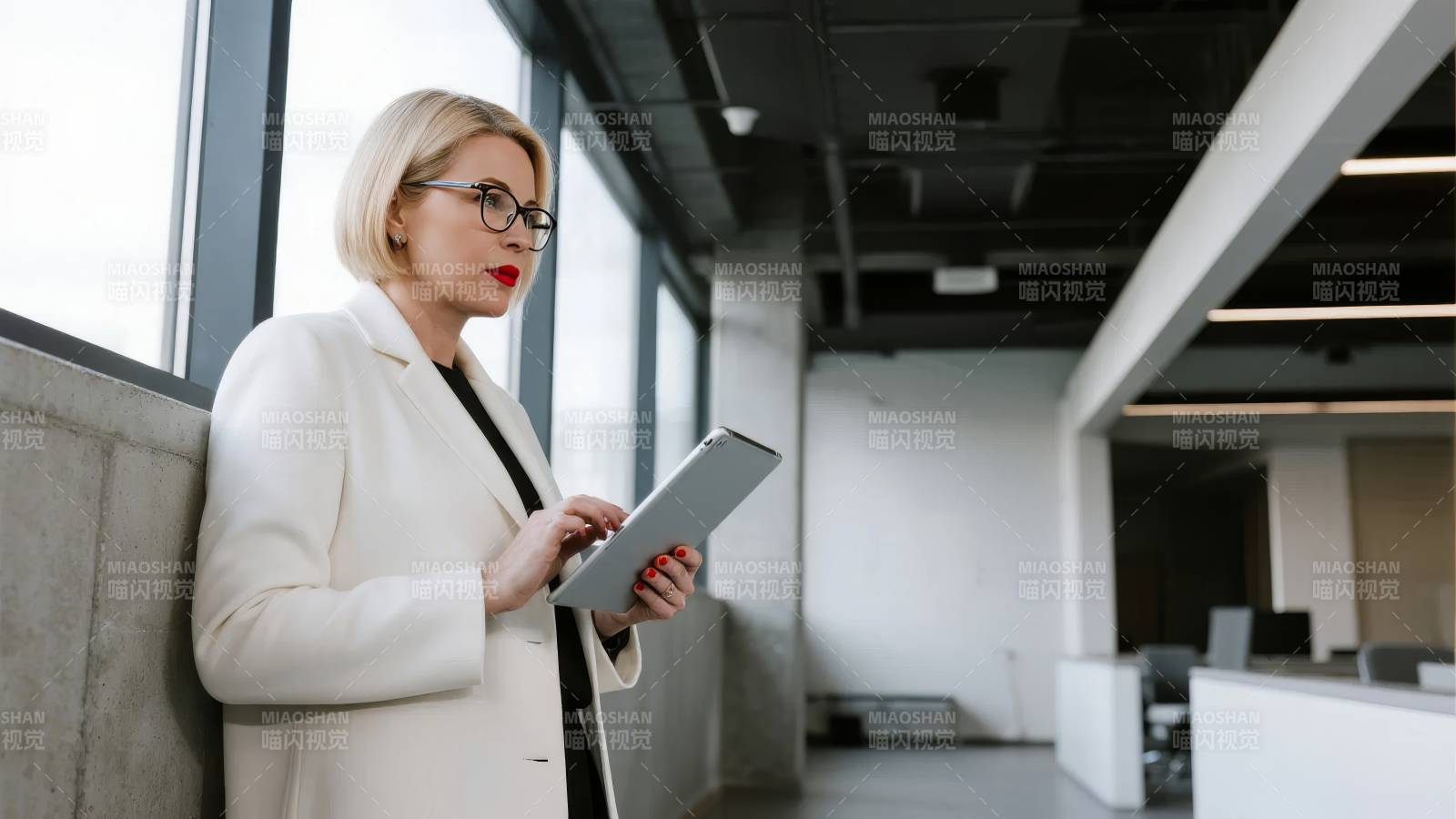 职场女性专注工作图片