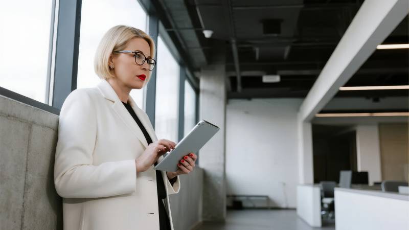 职场女性专注工作图片