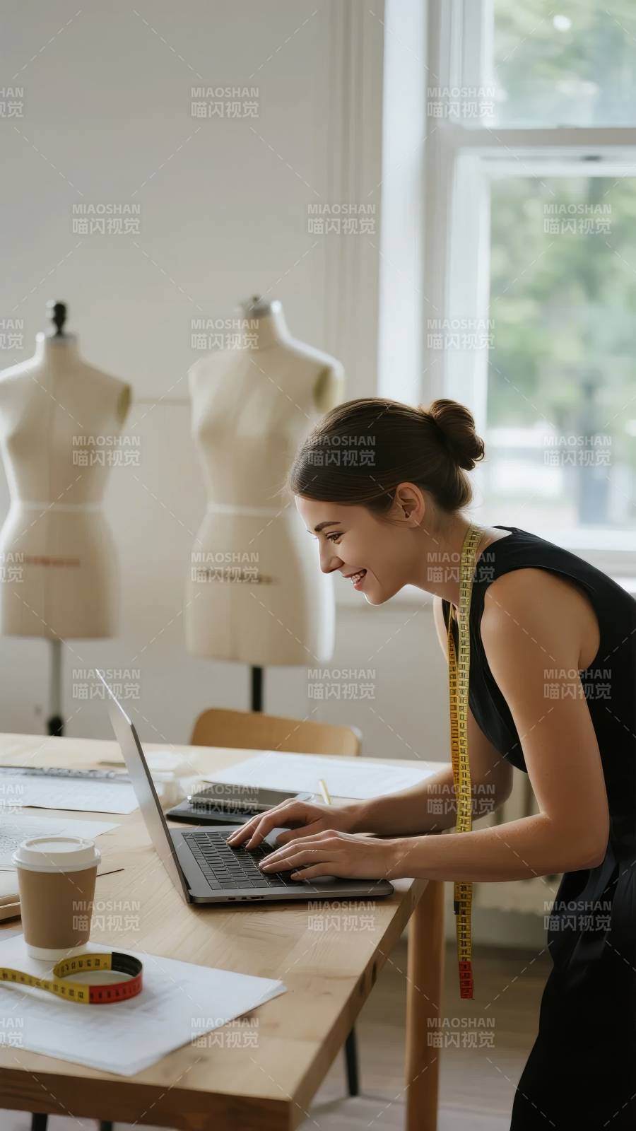 设计师专注工作图片