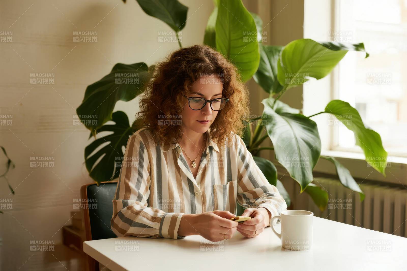窗边女子品茶静思图片
