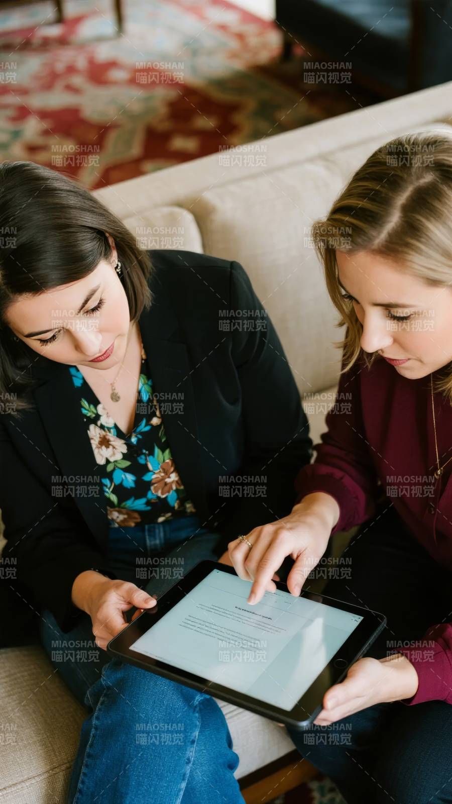 共读平板上的文档图片