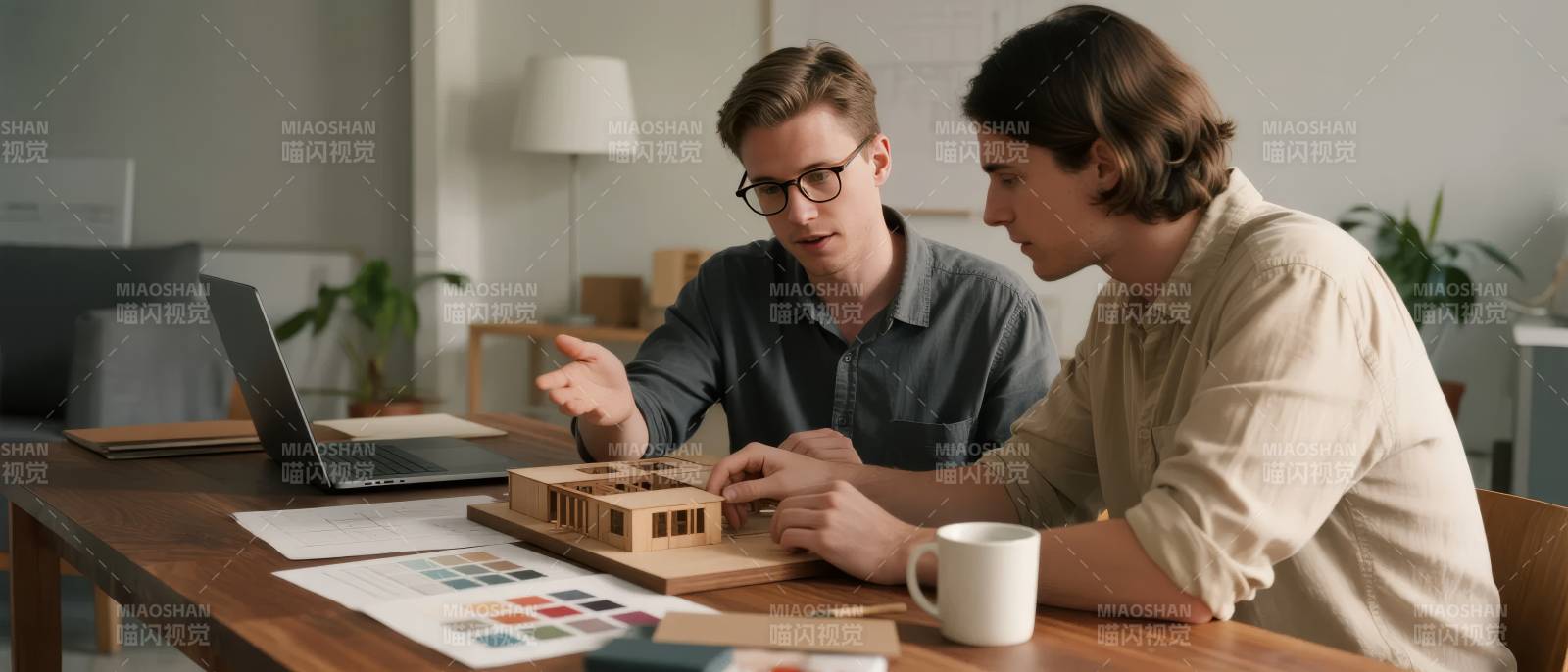 两人共研建筑模型图片