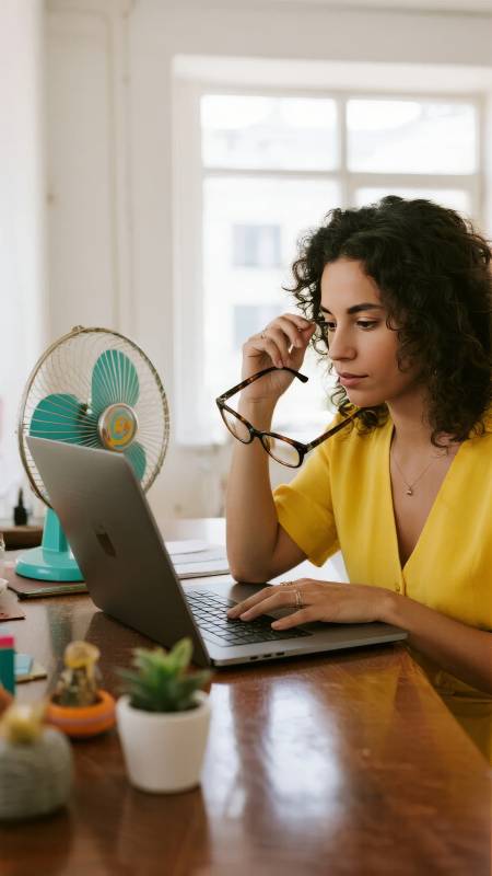 专注工作中的女性图片