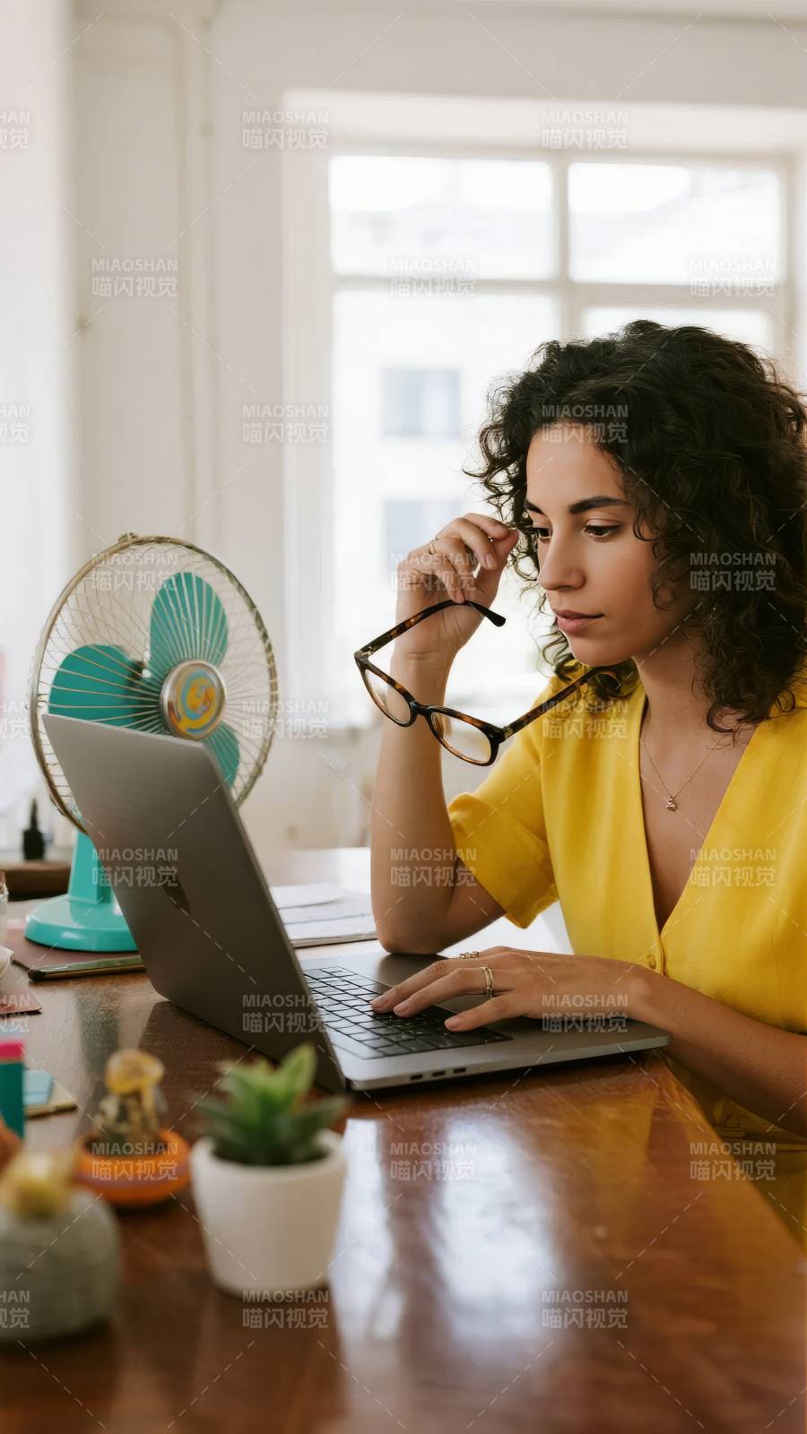 专注工作中的女性图片