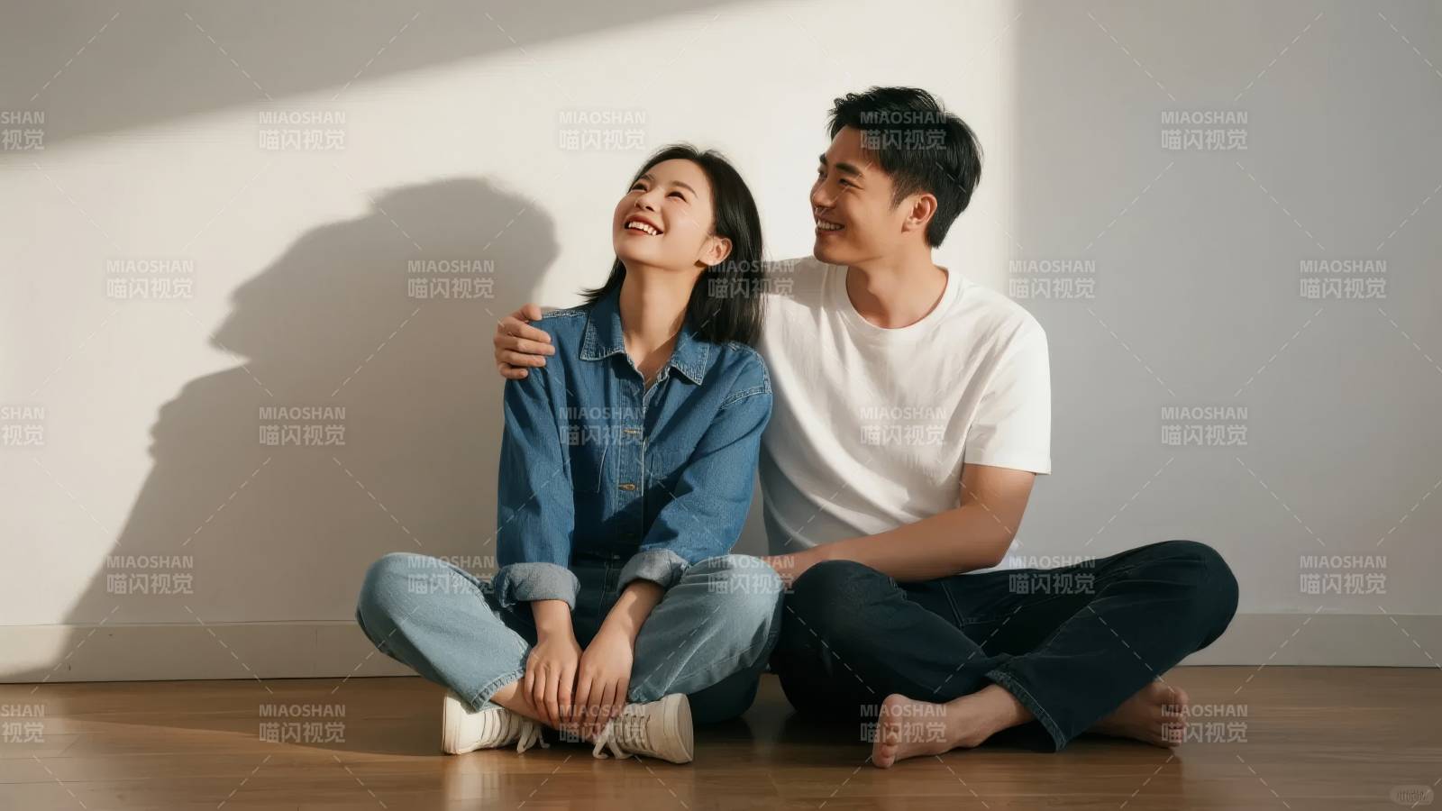 温馨情侣坐地微笑图片