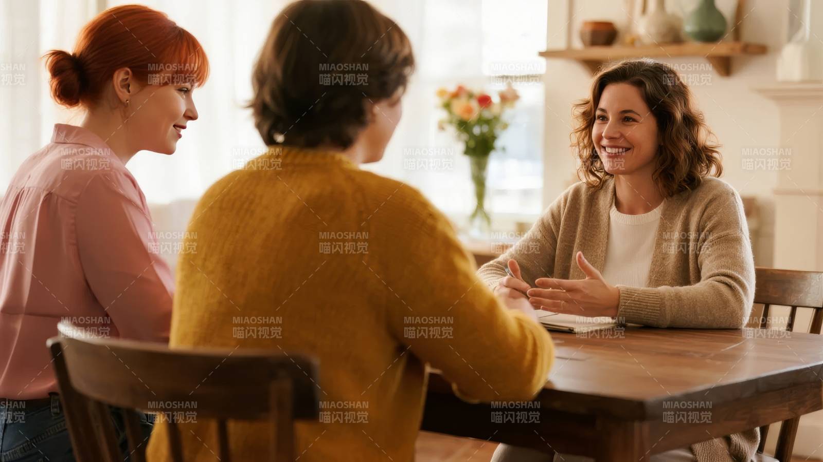三位女性围坐交谈图片