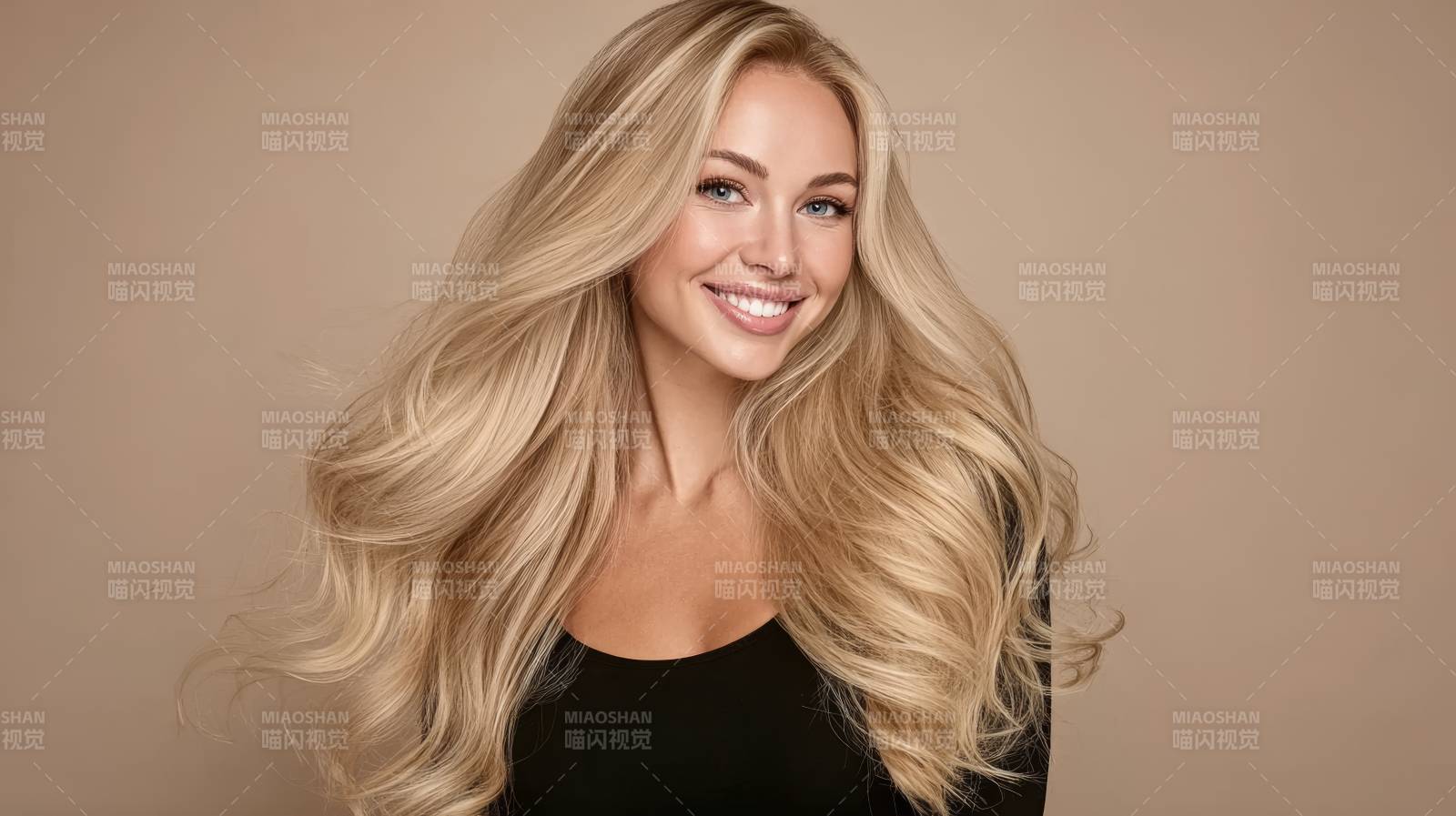 金发美女微笑照图片