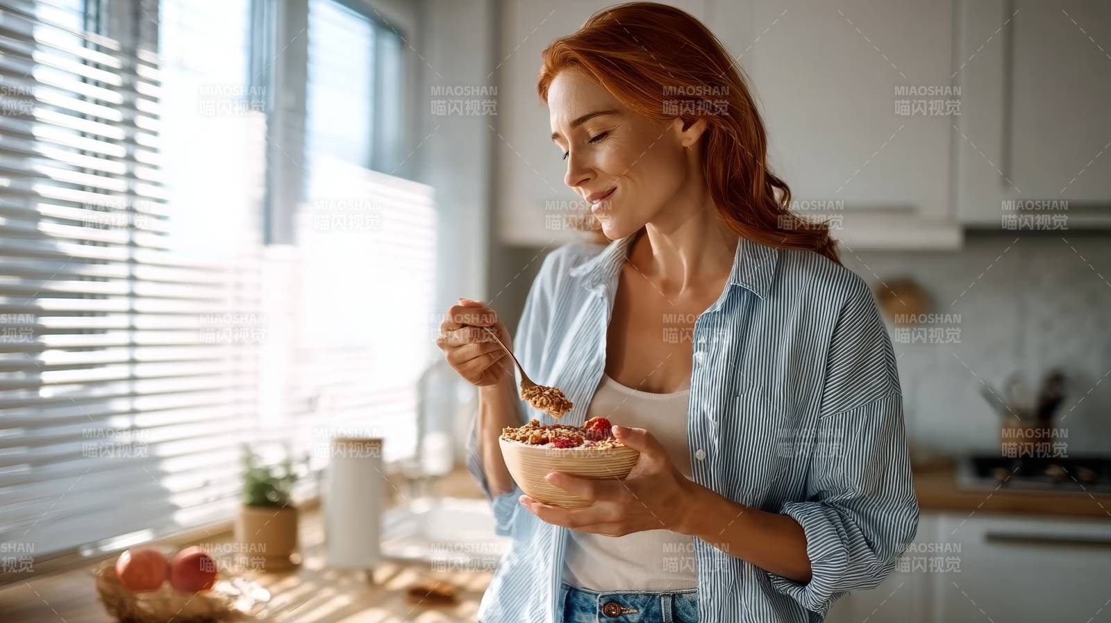 厨房里的温馨时光图片