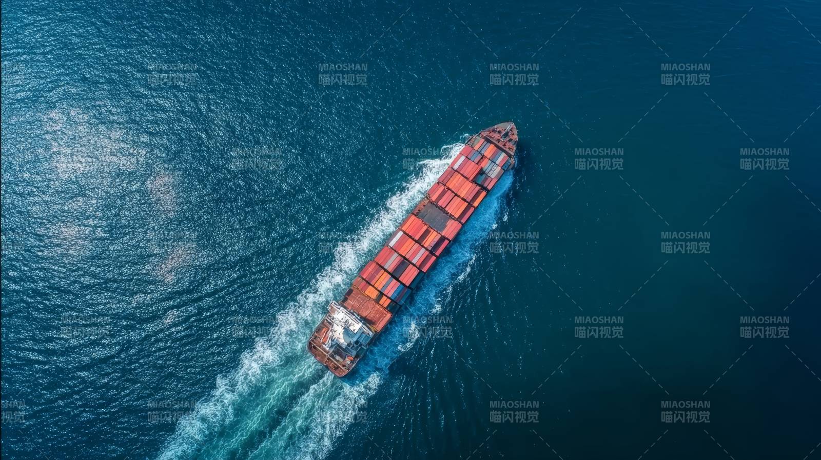 航船破浪前行图片