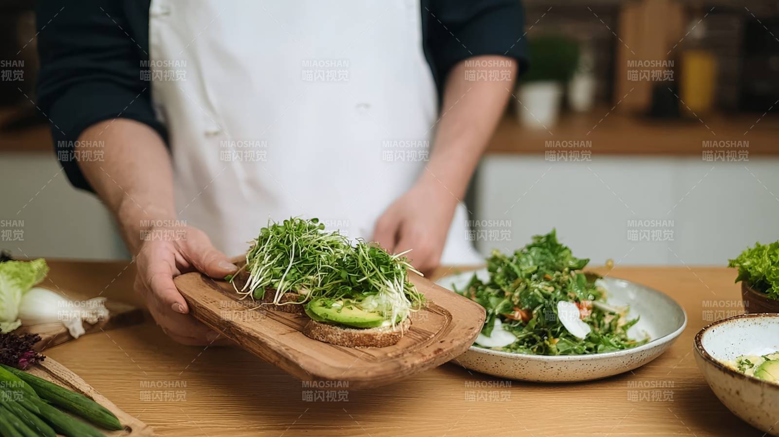 新鲜沙拉制作中图片