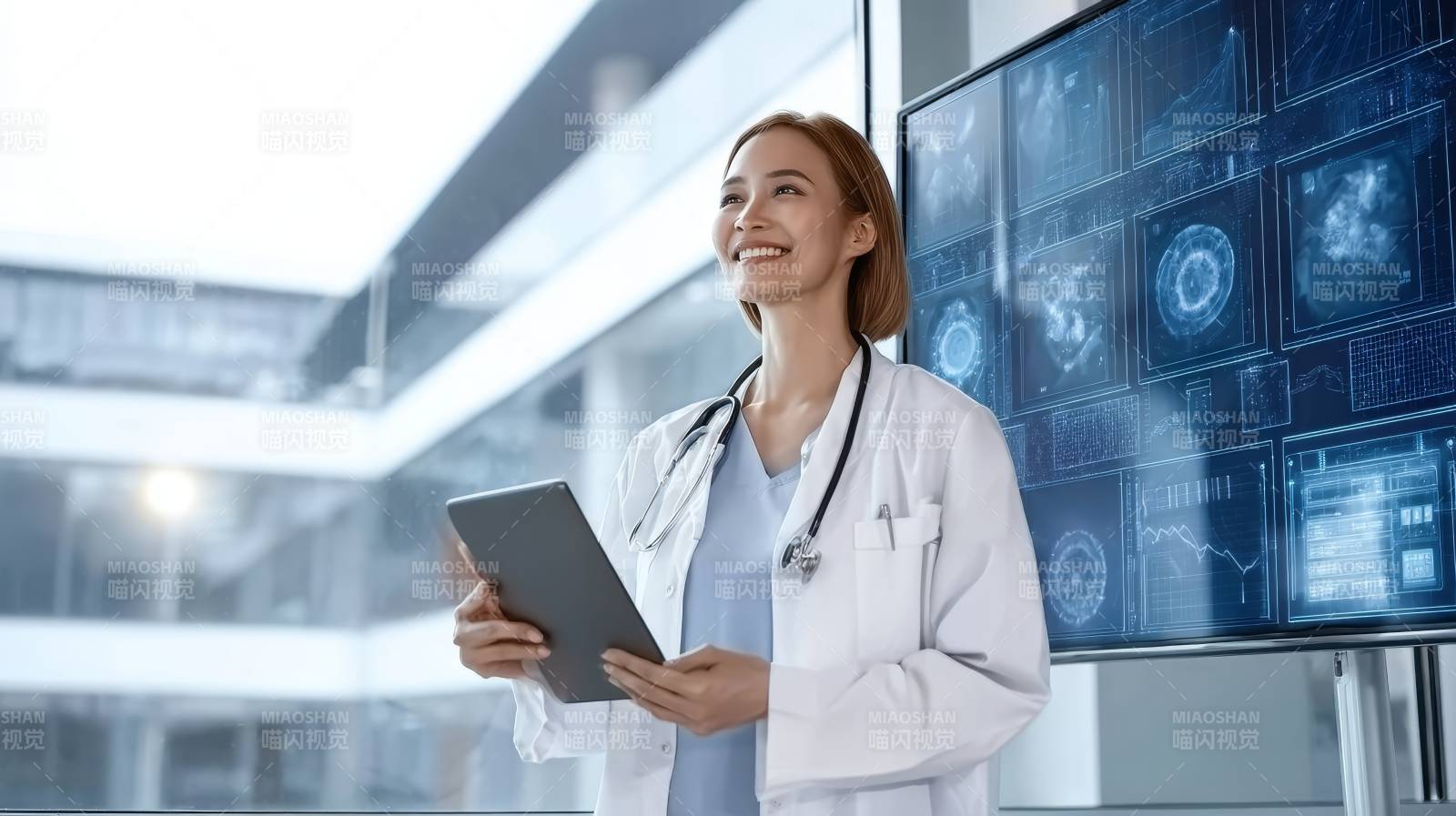 医生查看医疗数据图片