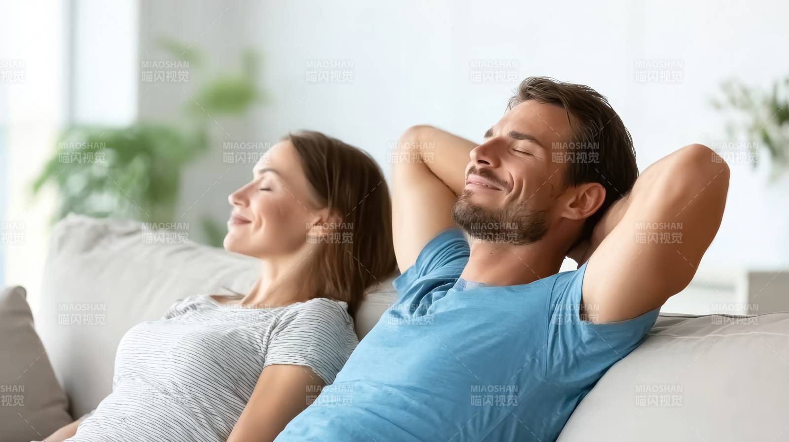 情侣沙发放松时刻图片