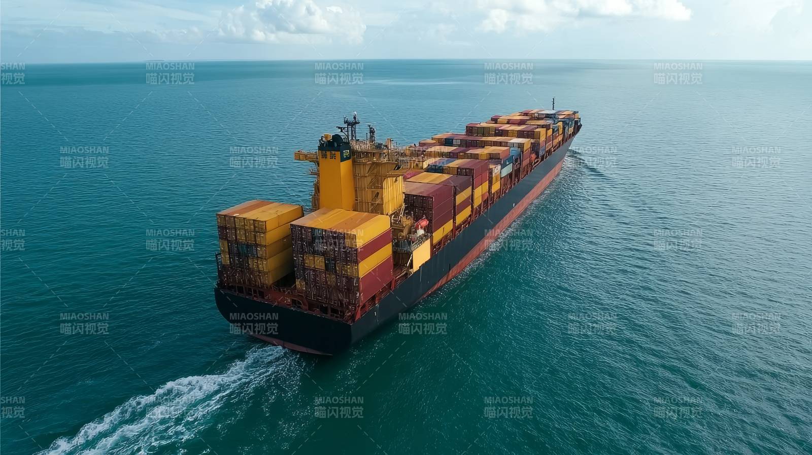 远洋货轮航行中图片