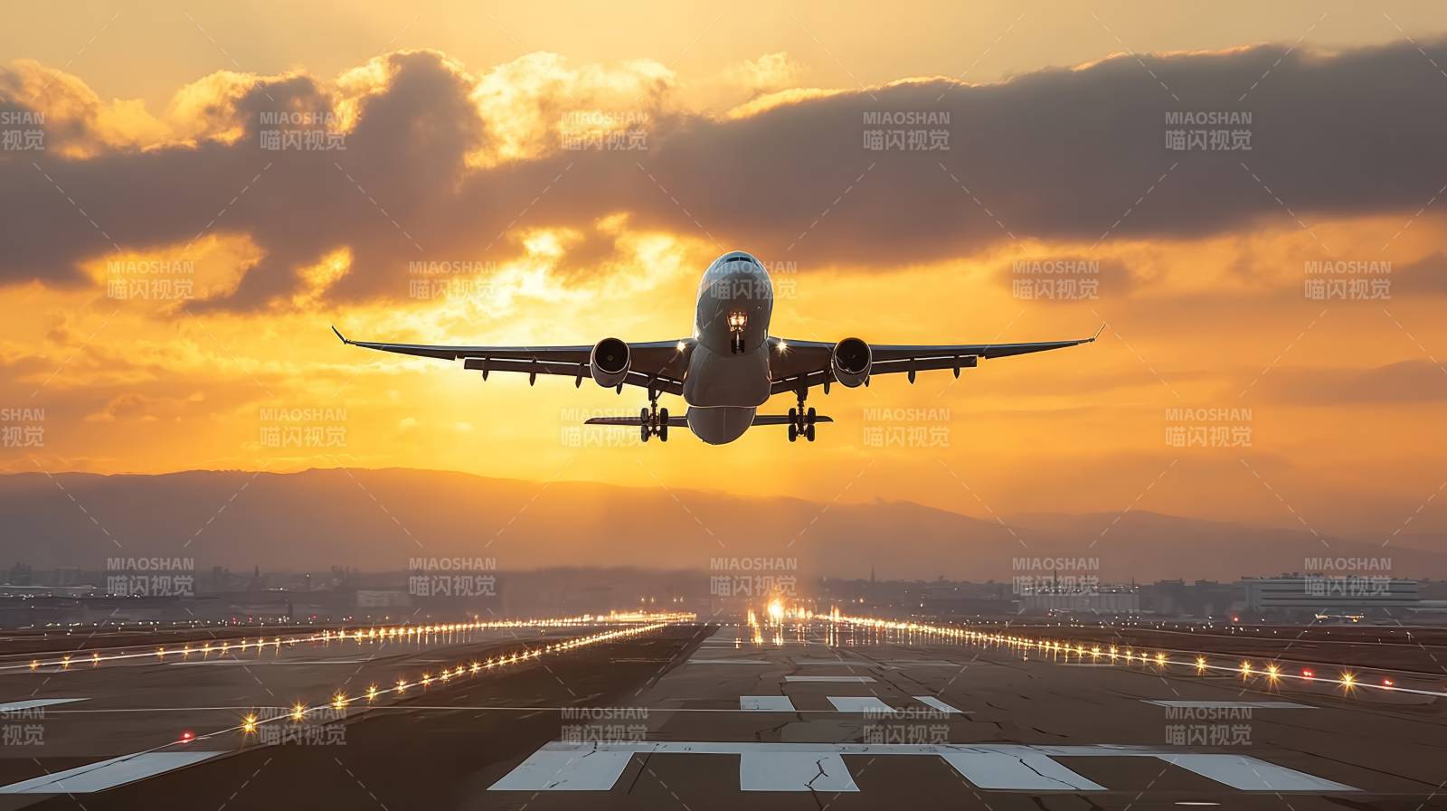 日落时分飞机起飞图片