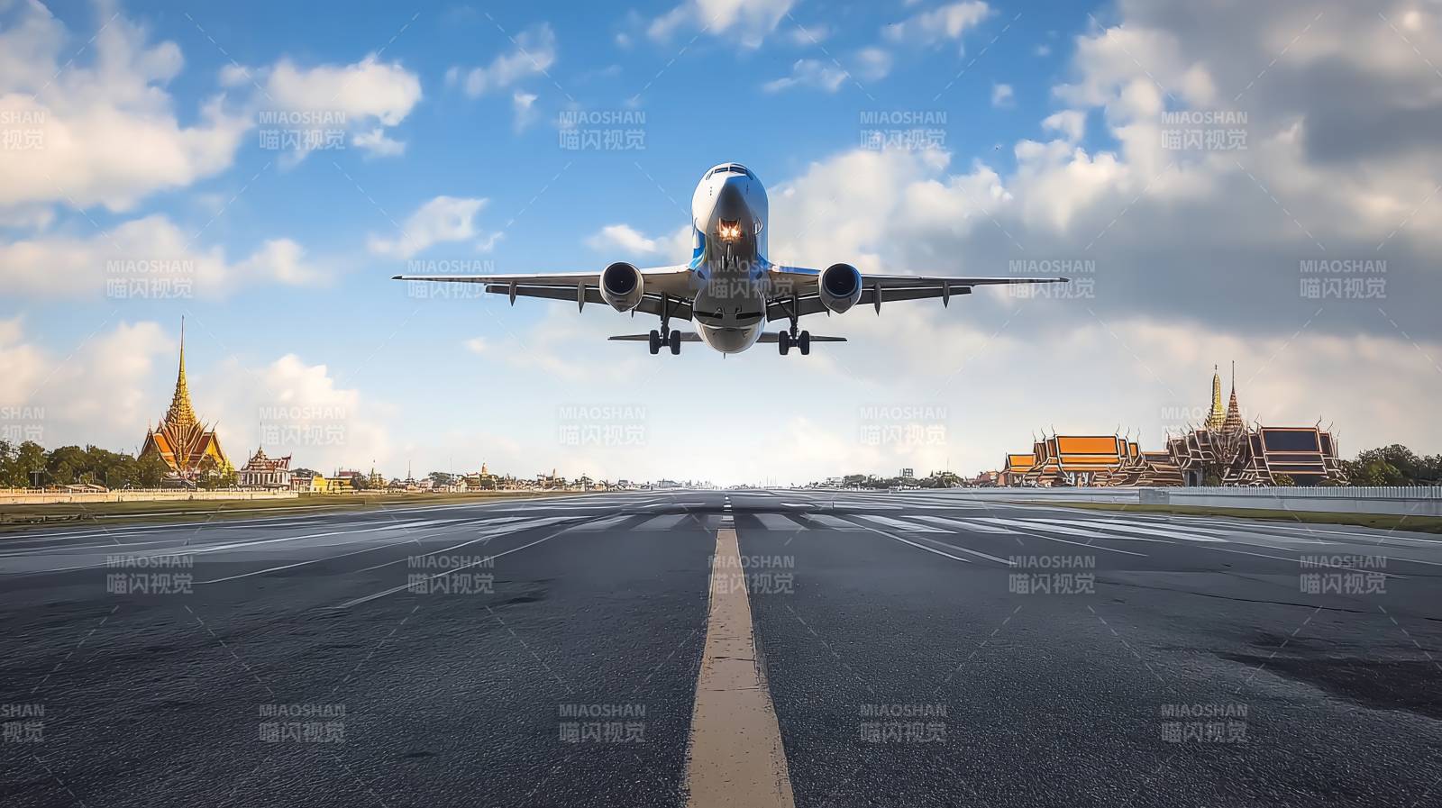 飞机降落机场图片